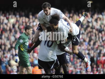 Arsenal-Torhüter Wojciech Szczesny (links) geht als Tottenham entwendet vorbei Hotspur's Gareth Bale (Mitte oben und Benoit Assou-Ekotto (rechts) gratulieren Teamkollege Emmanuel Adebayor (Mitte) auf den Scoring ihr zweites Tor des Spiels Von einer Strafe Stockfoto