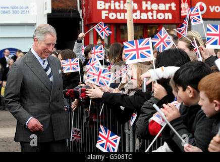 Der Prinz von Wales trifft Schulkinder bei einer Tour durch den Markt im Zentrum von Great Yarmouth in Norfolk. Stockfoto