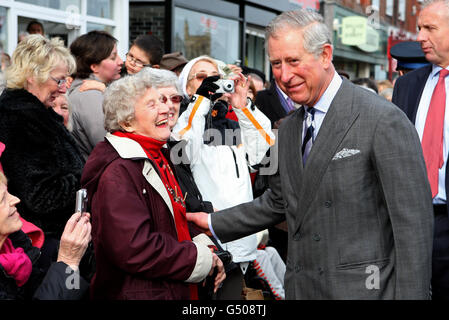 Der Prinz von Wales lacht, als er von Mitgliedern der Öffentlichkeit während einer Tour durch den Markt im Zentrum von Great Yarmouth in Norfolk begrüßt wird. Stockfoto