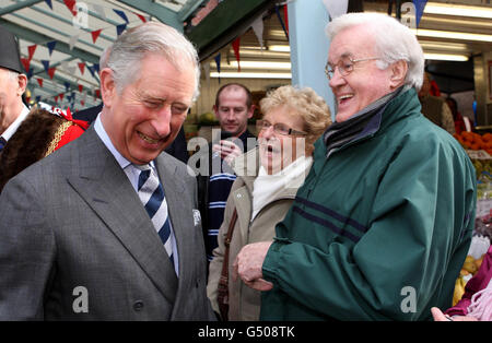 Der Prinz von Wales lacht, als er von Mitgliedern der Öffentlichkeit während einer Tour durch den Markt im Zentrum von Great Yarmouth in Norfolk begrüßt wird. Stockfoto