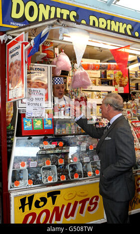 Der Prinz von Wales zeigt auf ein Schild während einer Tour durch den Markt im Zentrum von Great Yarmouth in Norfolk. Stockfoto