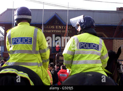 Die Polizei warf ihr Auge auf die Vorbereitungen für das Leeds United 2. Etappe UEFA Cup Fußballspiel gegen das türkische Team Galatasaray in der Elland Road. Nach dem Mord an zwei Leeds-Fans in Istanbul wurde eine massive Sicherheitsoperation durchgeführt. * am Vorabend des ersten Leg-Matches, das die Premiership-Mannschaft 2:0 verlor. Stockfoto