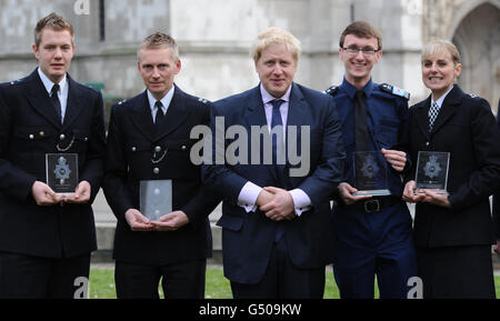 London Bürgermeister Boris Johnson (Mitte) mit einigen der Preisträger (von links nach rechts) Best Thief Taker PC Chris Dartnell, Police Officer of the Year PC Gary Collins, Police Cadet of the Year Grant Fulker und PC Joanna Vigo, Gewinner des Engagements für Professionalität bei gleichzeitiger Überwindung von Widrigkeiten bei den Excellence Awards des Metropolitan Police Commissioner in London. Stockfoto