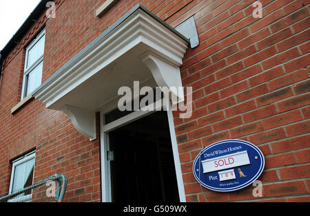 Bestandsaufbau. Eine allgemeine Ansicht ein verkauftes Schild vor den neu errichteten Häusern in Derbyshire. Stockfoto