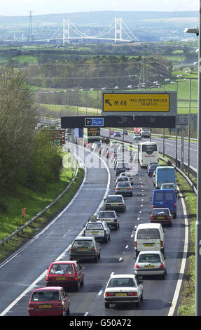 Starker Verkehr auf der M4 in der Nähe von Bristol in Richtung Wales und der Severn Bridge (in der Ferne abgebildet) und der zweiten Severn Crossing (nicht im Bild). Stockfoto