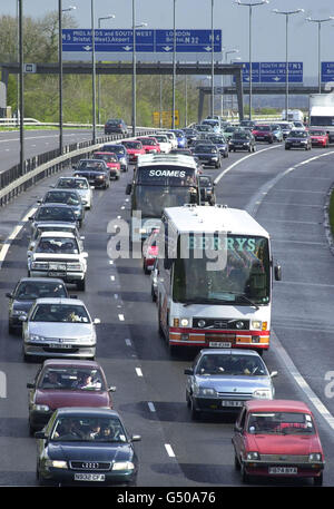 Starker Verkehr auf der M4 in der Nähe von Bristol in Richtung Wales und Severn Bridge und Severn Crossing. Stockfoto