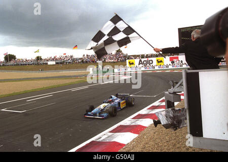 Michael Schumacher streicht in die Luft, als er die Ziellinie überquert. Stockfoto