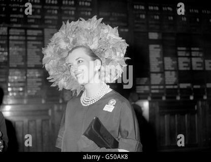 Mrs. A Parker kommt an der Londoner Waterloo Station an, bevor sie nach Royal Ascot aufbricht Stockfoto