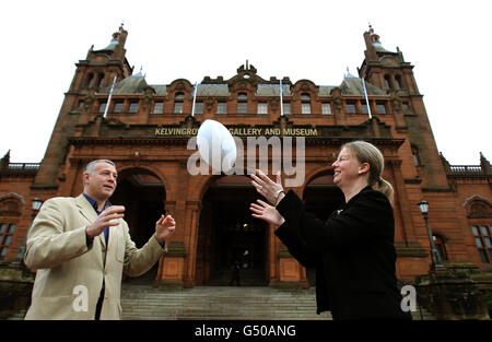 Sportministerin Shona Robinson und Botschafter Scott Hastings aus Glasgow (links) vor dem Kelingrove Museum, Glasgow. Stockfoto