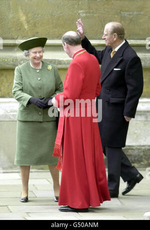 Die Königin und der Herzog von Edinburgh (rechts) mit dem RT Rev David John, dem Dekan von Windsor Castle, auf dem Gelände von Windsor Castle, als sie und andere Mitglieder der königlichen Familie die Queen Mother zum Ostergottesdienst auf dem Gelände begleiteten. Stockfoto