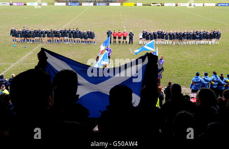 Rugby Union - RBS Women's 6 Nations Championship 2012 - Schottland die Frauen gegen Frankreich die Frauen - Bridgehaugh Park. Die beiden Teams stehen für die Nationalhymne an. Stockfoto