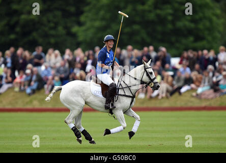 Zara Tindall während der Jockeys Vs Olympische Legenden Polospiel am zweiten Tag des Festivals Gloucestershire Polo im Beaufort Polo Club in der Nähe von Tetbury, Gloucestershire PRESS ASSOCIATION Foto. Bild Datum: Sonntag, 19. Juni 2016. Vgl. PA Geschichte sozial- Stockfoto