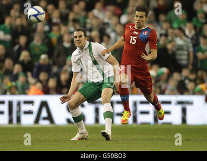 John O'Shea aus der Republik Irland und Milan Baros aus der Tschechischen Republik (rechts) kämpfen während des International Friendly im Aviva Stadium in Dublin um den Ball. Stockfoto