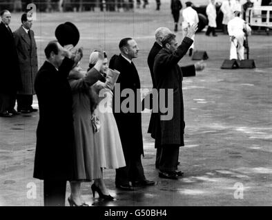 König Georg VI. (Zweite rechts), Prinzessin Margaret (dritte links) und Königin Elisabeth (die Königin Mutter, zweite links) winken Auf Wiedersehen zu Prinzessin Elisabeth (die jetzige Königin) und dem Herzog von Edinburgh am Flughafen Heathrow. Sechs Tage später war der König tot. Stockfoto