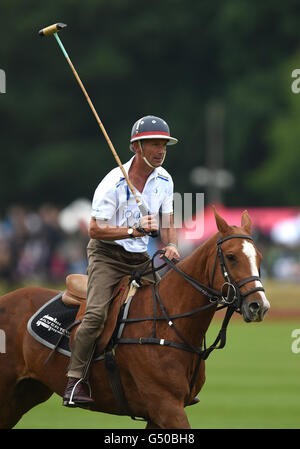 Fomer jockey John Francome während der Jockeys Vs Olympische Legenden Polospiel am zweiten Tag des Festivals Gloucestershire Polo im Beaufort Polo Club in der Nähe von Tetbury, Gloucestershire PRESS ASSOCIATION Foto. Bild Datum: Sonntag, 19. Juni 2016. Vgl. PA Geschichte sozial- Stockfoto