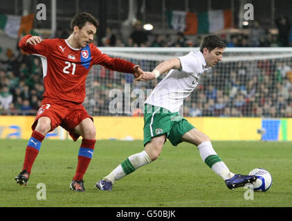 Stephen Wardis der Republik Irland wurde vom tschechischen David Lafata während der Internationalen Freundschaftstadions im Aviva Stadium in Dublin angegangen. Stockfoto