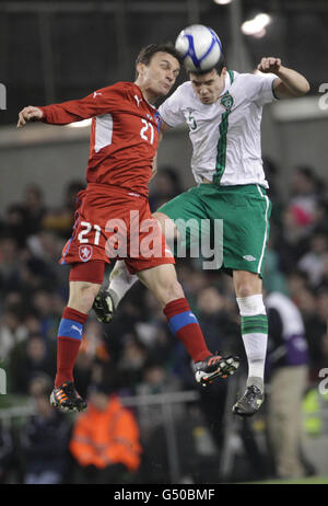 Darren O'Dea aus der Republik Irland und David Lafata aus der Tschechischen Republik (links) kämpfen während des International Friendly im Aviva Stadium in Dublin um den Ball. Stockfoto