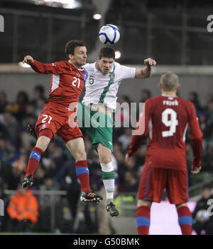 Darren O'Dea aus der Republik Irland und David Lafata aus der Tschechischen Republik (links) kämpfen während des International Friendly im Aviva Stadium in Dublin um den Ball. Stockfoto