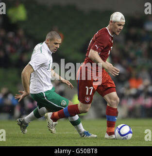 Jonathan Walters aus der Republik Irland und Tomas Hubschman aus der Tschechischen Republik (rechts) kämpfen während des International Friendly im Aviva Stadium in Dublin um den Ball. Stockfoto