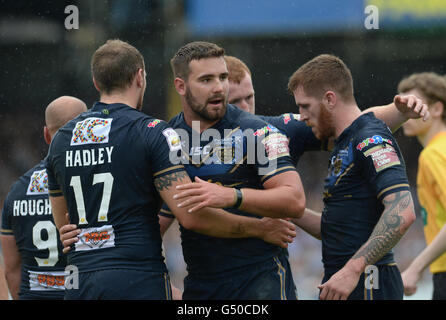 Josh Bowden (Mitte) und Dean Hadley Hull FC feiern ihren Sieg in der Super-League-Spiel auf dem Weg der Besserung-A-Schlauch Dschungel, Castleford. Stockfoto