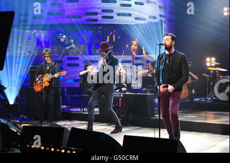 Kasabian treten während der Dreharbeiten zur Graham Norton Show in den London Studios, Süd-London, auf, die am Freitagabend auf BBC One ausgestrahlt werden. Stockfoto