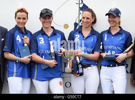 (links nach rechts) Olympischer Legends Victoria Pendelton, Zara Tindall, Heather Fell und Laura Tomlinson nach der Jockeys Vs Olympische Legenden Polo match bei Beaufort Polo Club in Tetbury, Gloucestershire. Stockfoto