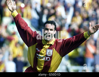 Peter Beagrie von Bradford City feiert sein zweites Tor gegen Wimbledon während ihres entscheidenden Abstiegsspiels FA Premiership, das bei der Valley Parade ausgetragen wird. Stockfoto