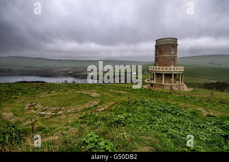 Clavell Turm am Oster-Wochenende, ein stürmischer Kulisse von Kimmeridge Bucht im Hintergrund. Stockfoto