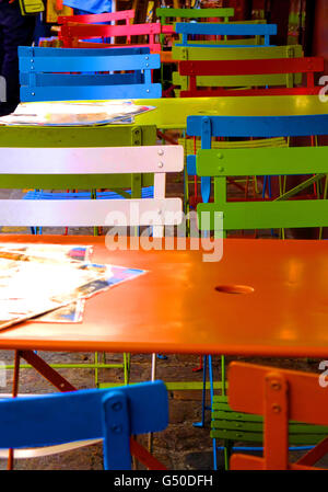 Bunte Café Stühle in Montmartre, Paris. Stockfoto