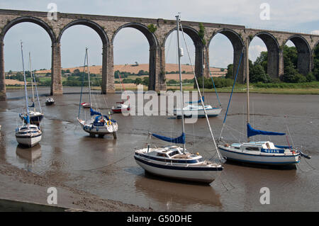 Segelboote sitzen in den Gezeiten Schlamm in St deutschen Mündung unter dem Viadukt St Germans Cornwall Stockfoto