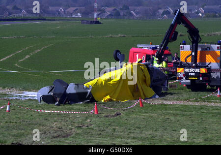 Ermittler auf dem Flugplatz Goodwood, West Sussex, wo ein altes Spitfire-Kampfflugzeug aus dem 2. Weltkrieg zusammenbrach und am Samstag, dem 8. April 2000, kurz nach 9 Uhr, zwei Männer tötete, als es an Land kam. *11/10/2000 die Ermittler von Unfällen berichteten, dass der Pilot Norman Lees bei seinem Absturz möglicherweise an Müdigkeit gelitten hat. Bei dem Unfall starben sowohl Herr Lees, 49, ein leitender Trainingskapitän für Jumbo-Jet bei Virgin Atlantic, als auch der Eigentümer der Spitfire, der Südafrikaner Greg McCurragh. *07/02/01 Norman Lees of Pine Trees Close, Copthorne, West Sussex, ehemaliger Pilot der Royal Navy und Veteran der Falklands, der starb Stockfoto