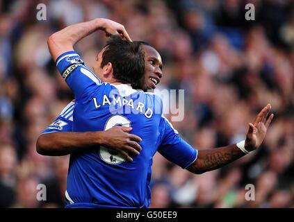 Chelsea's Didier Drogba (rechts) feiert mit Teamkollege Frank Lampard Nach dem Tor seiner Seite das zweite Tor des Spiels Stockfoto