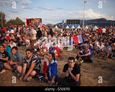 Marseille, Frankreich - 10. Juni 2016: Französisch-Fans sehen das Eröffnungsspiel der Euro 2016 in Marseille Fan park Stockfoto