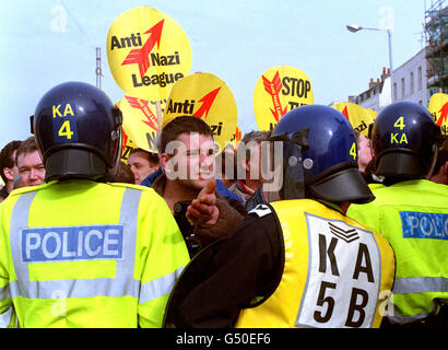 Mitglieder der Anti-Nazi-Liga führen während einer Demonstration der Front National einen Gegenprotest über die Anzahl der Asylbewerber durch, die in der Küstenstadt Margate in Kent untergebracht sind. Während der gesamten Zeit wurde eine starke Polizeipräsenz beobachtet, wobei fünf Personen verhaftet wurden. Stockfoto