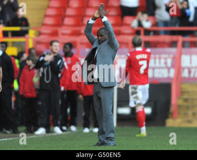 Charlton Athletic Manager Chris Powell applaudiert die Heimfans am Ende des Spiels während des npower League One Spiels im Valley, London. Stockfoto