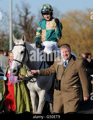 Pferderennen - Racing Plus Chase Day - Kempton Park. Nacarat, gefahren von Paddy Brennan und Besitzer Simon W. Clarke, tritt nach dem Gewinn des Racing Plus-Kirchturm Chase in die Siegerkapalle ein. Stockfoto