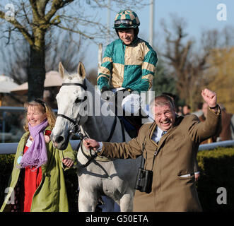 Nacarat, gefahren von Paddy Brennan und Besitzer Simon W. Clarke betritt die Siegerkapalle, nachdem er den Racing Plus-Turm Chase gewonnen hat. Stockfoto