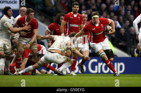 Rugby Union - RBS 6 Nations Championship 2012 - England gegen Wales - Twickenham. Ryan Jones von Wales entgeht dem englischen Chris Robshaw beim RBS 6 Nations-Spiel in Twickenham, London. Stockfoto