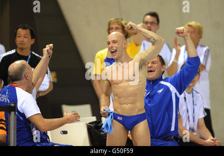 Peter Waterfield, der große Brite, feiert den Gewinn einer Bronzemedaille im Finale der 10-Meter-Plattform für Herren während des 18. FINA Visa Diving World Cup im Aquatics Center im Olympic Park in London. Stockfoto