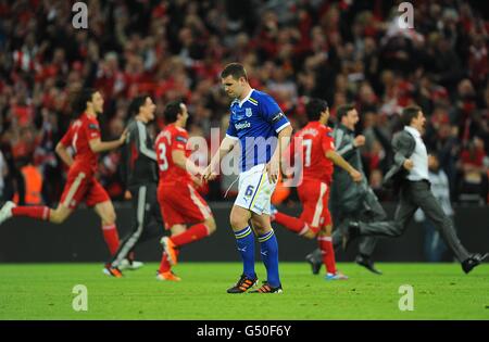 Fußball - Carling Cup - Finale - Cardiff City / Liverpool - Wembley Stadium. Anthony Gerrard von Cardiff City ist nach seiner Elfmeterfehlszeit niedergeschlagen, als Liverpool-Spieler eilig ihren Sieg in der Schießerei feiern Stockfoto