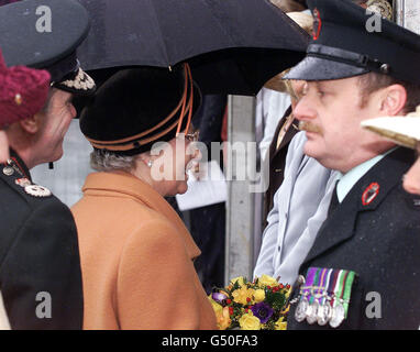 Die britische Königin Elizabeth II. Trifft RUC-Offiziere und ihre Familien, nachdem sie die Streitkräfte bei einer Zeremonie im Hillsborough Castle, Co. Down, mit dem George Cross überreicht hat. Stockfoto