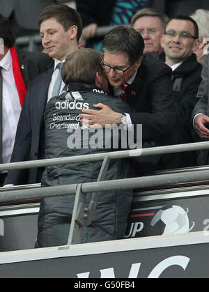 Liverpool-Manager Kenny Dalglish (links) umarmt Club über John W. Henry in den Ständen nach dem Spiel Stockfoto