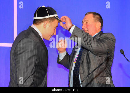 Der schottische Duncan Weir erhält seine erste Mütze vom Scottish Rugby Präsident Ian McLauchlan Stockfoto