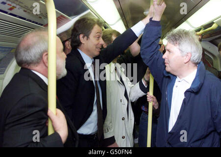 Premierminister Tony Blair und der Kandidat des Londoner Bürgermeisterbüros der Labour-Partei, Frank Dobson, nahmen nach einem lang erwarteten gemeinsamen Auftritt in der U-Bahn an der Londoner Bridge Station die Verkehrspläne von Ken Livingstone an. *..während einer Fragestunde am Südufer der Themse, London. Stockfoto