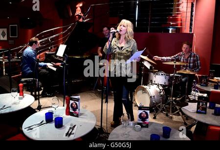 Embargo, 0001 Montag 20. Juni walisische Sängerin Donna Lewis vor der Veröffentlichung von ihr fünftes Studioalbum, Brand New Day, an der Fasanerie im Pizza Express in London durchführen. Stockfoto