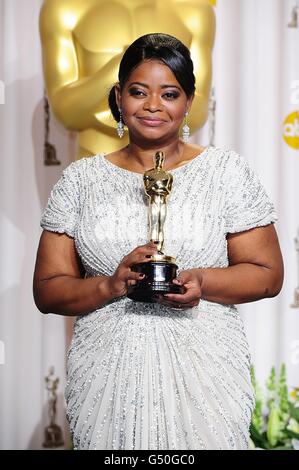 Octavia Spencer mit der Performance einer Schauspielerin in einer Nebenrolle, ausgezeichnet für The Help, bei den 84. Academy Awards im Kodak Theatre, Los Angeles. Stockfoto