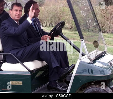 Der Duke of York winkt den Zuschauern von einem Golfwagen während eines Besuchs im Berkshire College of Agriculture in Burchetts Green zu. Der Duke, ein leidenschaftlicher Golfer, eröffnete die Golf Greenkeeping Academy, die einen sechs-Loch-Trainingskurs geschaffen hat. * wo Trainee Greenkeepers lernen können, wie man die häufigsten grünen Designs und Konstruktionen verwaltet und pflegt. Stockfoto