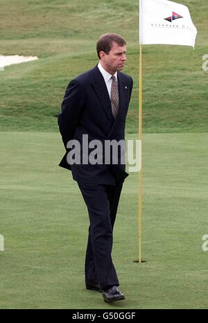 Duke of York inspiziert das Grün bei einem Besuch des Berkshire College of Agriculture in Burchetts Green. Der Duke, ein leidenschaftlicher Golfer, eröffnete die Golf Greenkeeping Academy, die einen sechs-Loch-Trainingskurs eingerichtet hat. * wo Trainee Greenkeepers lernen können, wie man die häufigsten grünen Designs und Konstruktionen verwaltet und pflegt. Stockfoto