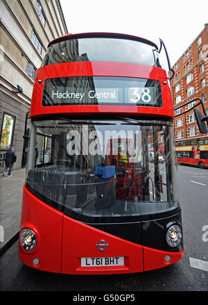 Der neue Hop-on, Hop-off-Route 38 Doppeldeckerbus von Victoria nach Hackney kommt in Victoria Station an, da die Verbindungen heute beginnen, London Stockfoto