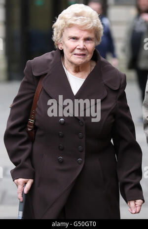 Die Zeugin Grace Gilroy verlässt das High Court in Edinburgh, nachdem sie beim Prozess gegen David Gilroy, der des Mordes an Suzanne Pilley angeklagt war, am 4. Mai 2010 Beweise vorgelegt hatte. DRÜCKEN SIE VERBANDSFOTO. Bilddatum, Montag, 27. Februar 2011. Gilroy, 49, bestreitet sieben Anklagepunkte, darunter den Mord an der 38-jährigen Buchhalterin Suzanne Pilley, deren Leiche nie gefunden wurde. Bildnachweis sollte lauten: Andrew Milligan/PA Wire Stockfoto